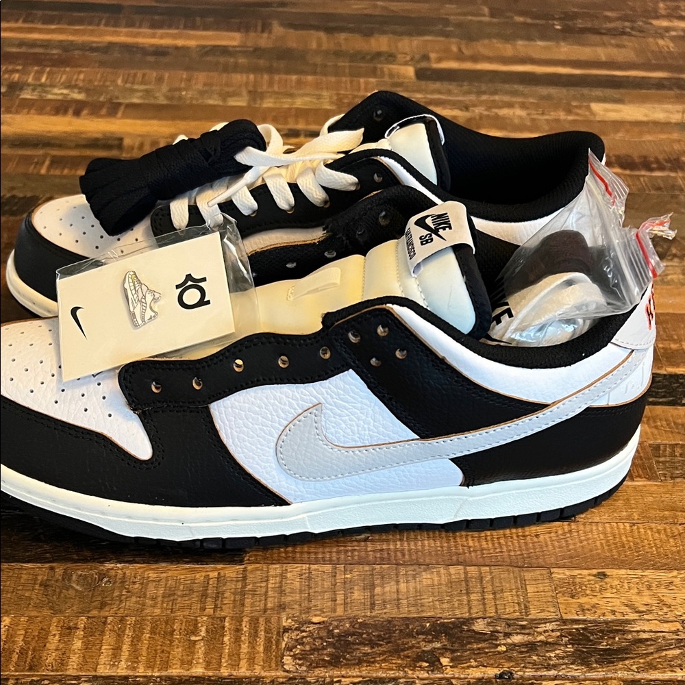 New Nike SB Dunk Low HUF San Francisco sneaker in black & white & orange - Picture 3 of 9